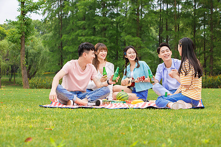 青年大学生户外野餐高清图片