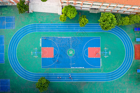 校园鸟瞰图航拍中学校园篮球场和塑胶跑道背景