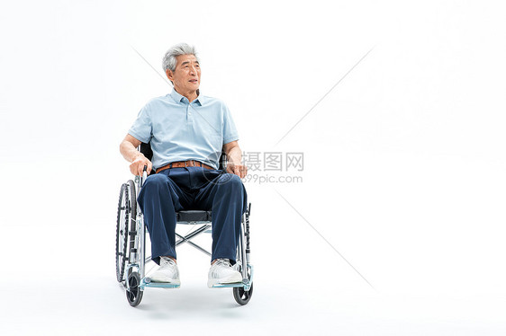 老年人坐轮椅图片