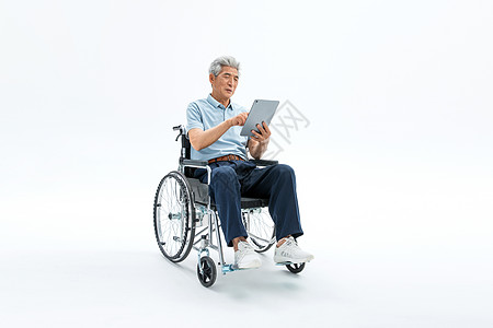 老年人坐轮椅使用平板电脑图片