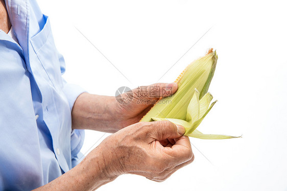 农民伯伯剥玉米图片