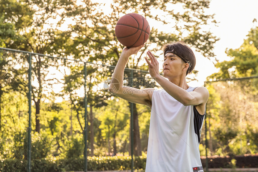 篮球比分捷报传来主场球队逆转取胜关键球员砍下三双数据引爆全场气氛