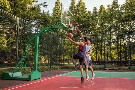 两个男孩打篮球打篮球单挑背景