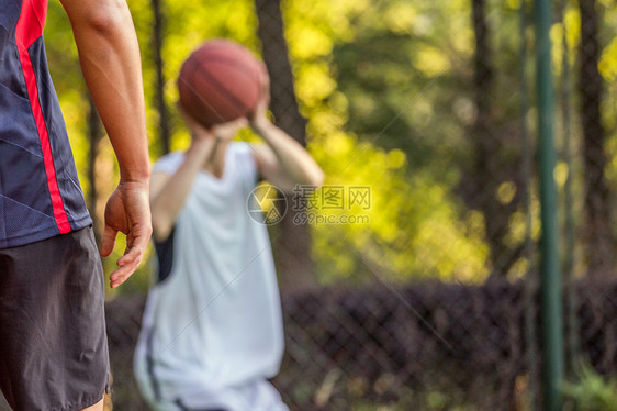 打篮球单挑图片