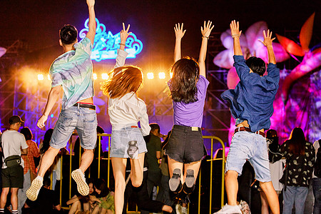 年轻男女青年男女参加音乐节背景