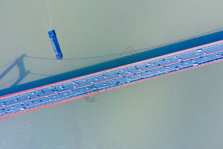 航拍长江上的桥梁倒影图片