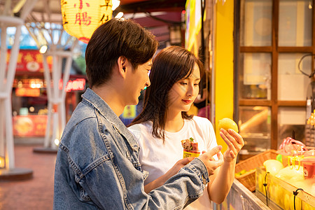 情侣小吃街吃小吃图片