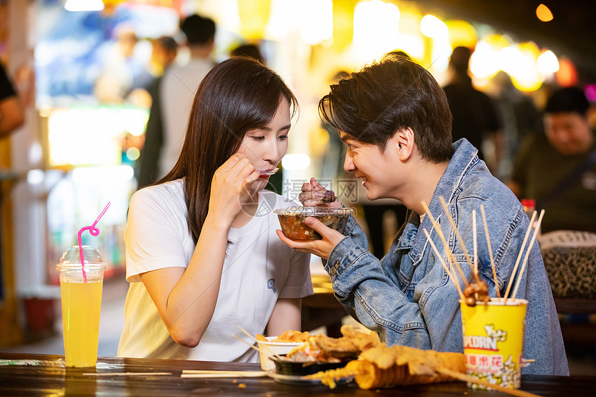 情侣小吃街吃小吃