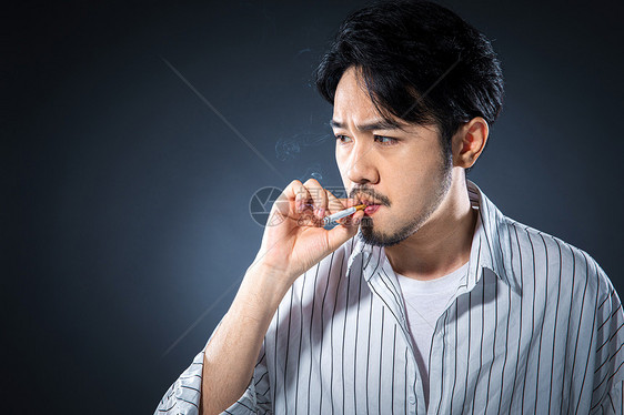 男性抽烟图片