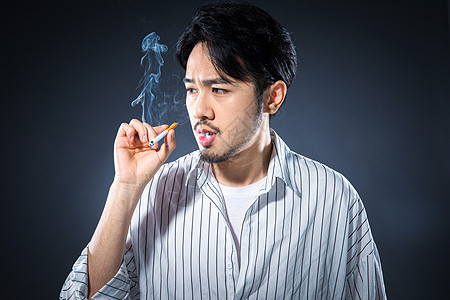 抽烟人图片