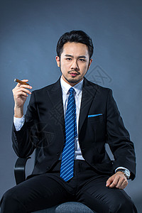 男性抽雪茄图片