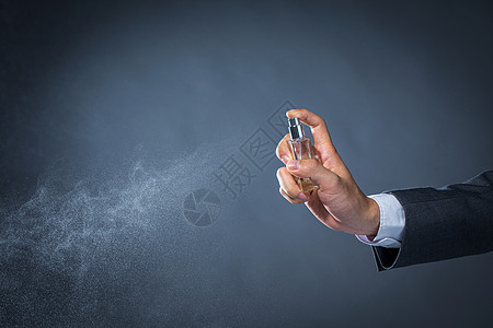 商务男士喷香水图片