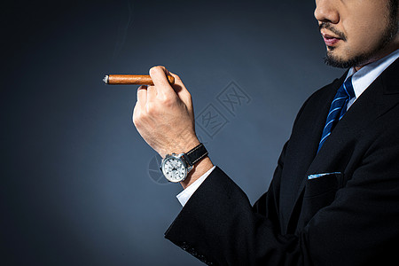 男士抽雪茄男人抽烟打火高清图片