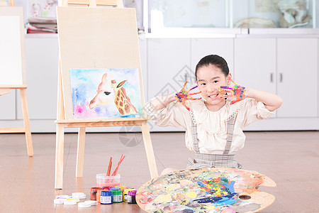 儿童在教室绘画图片