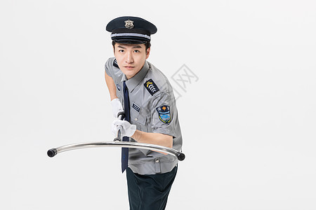 保安拿着钢叉图片-保安拿着钢叉图片素材大全-摄图网