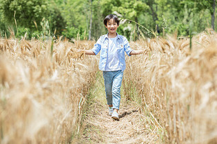 小男孩稻田奔跑图片