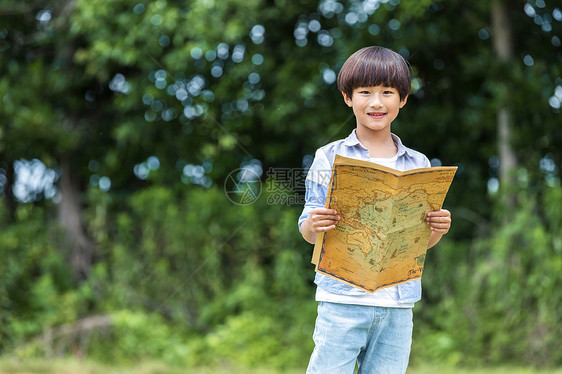 小男孩看到地图图片