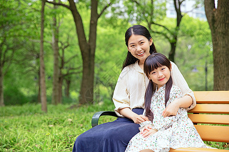 年轻妈妈可爱母女聊天背景