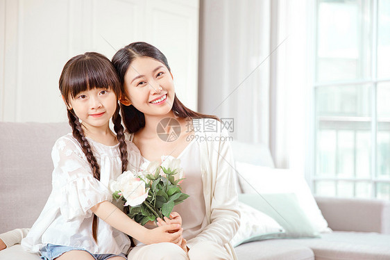 女儿给妈妈送花图片