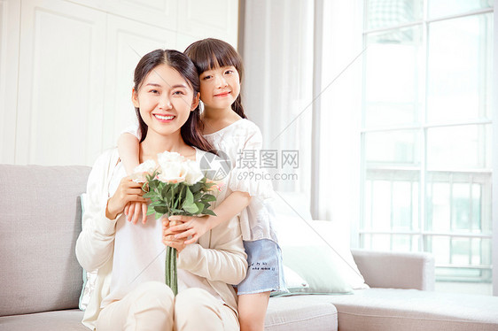 女儿给妈妈送花图片