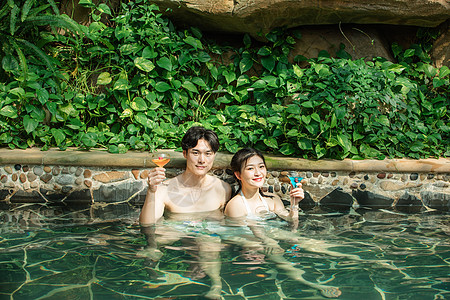 情侣度假泡温泉图片素材
