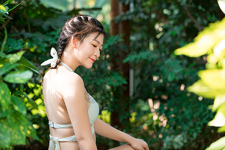 温泉度假美女泡温泉背景