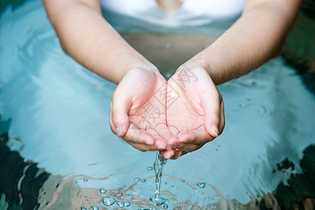 肠道水疗美女双手捧水背景