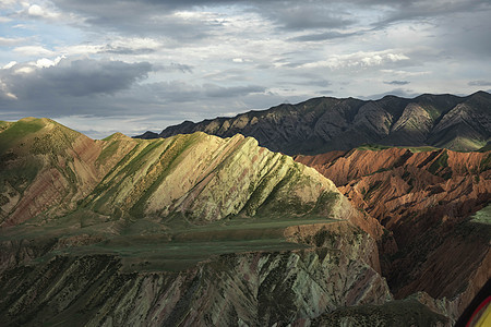 新疆峡谷雅丹风光图片