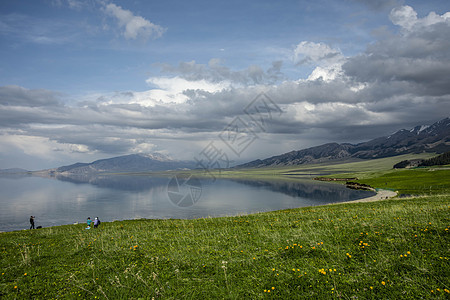 新疆赛里木湖湖畔风光蓝天白云图片