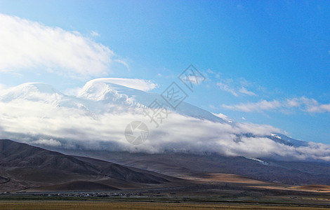 山岭独库公路新疆独库沿途雪山背景