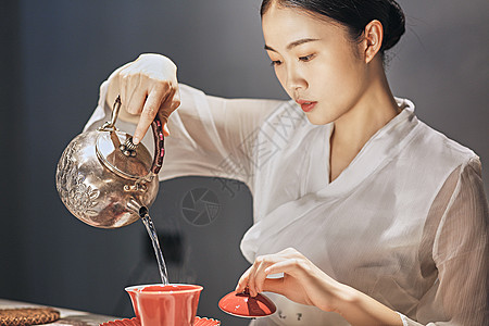 茶艺师倒水烫杯图片