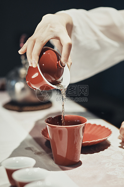 倒茶女茶艺师图片