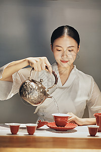 室内女茶艺师注水图片