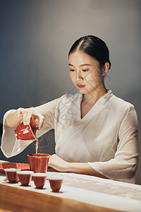 红色室内女茶艺师洗茶背景