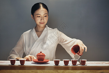 茶具之道女茶艺师倒茶背景