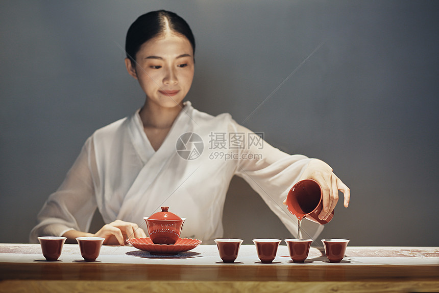 女茶艺师倒茶图片