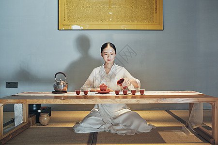 茶道海报室内女性泡茶师背景