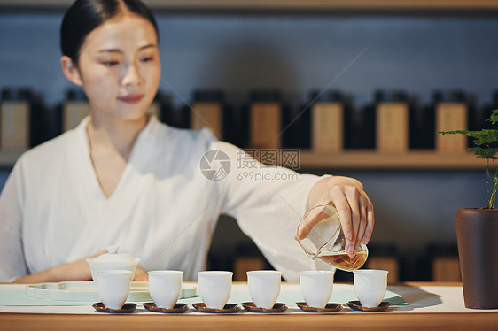 室内茶艺师倒茶图片