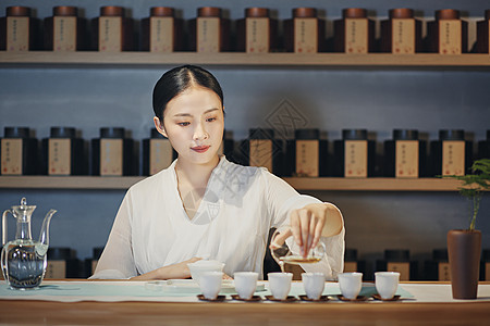 女性泡茶师倒茶图片