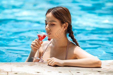 女性游泳池和鸡尾酒图片