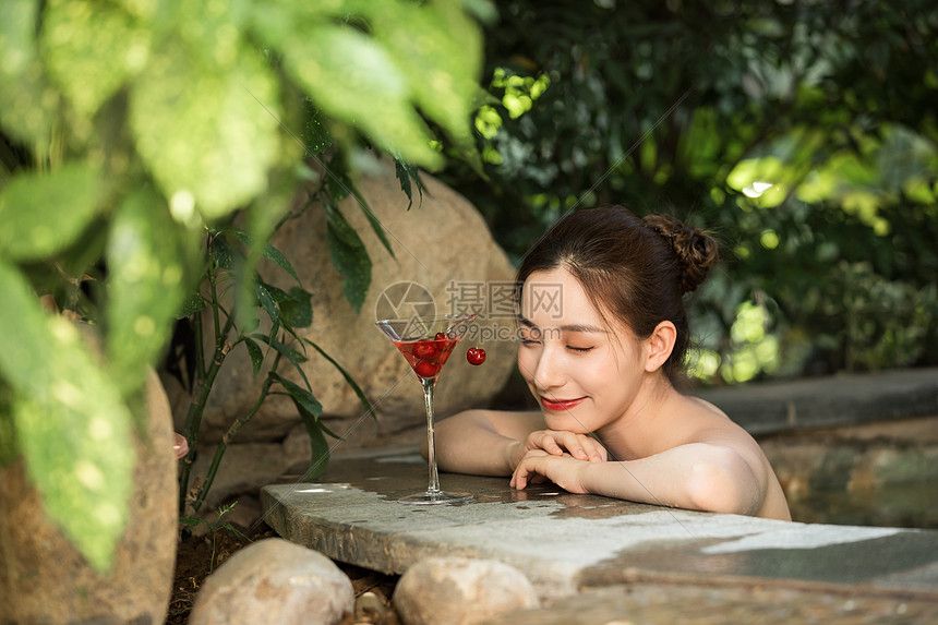 女性泡温泉喝鸡尾酒图片