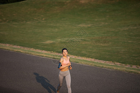 女性户外跑步图片