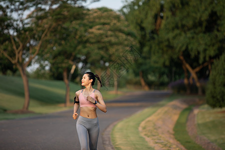 女性户外跑步背景图片