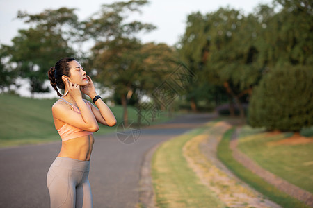 女性户外跑步听音乐图片