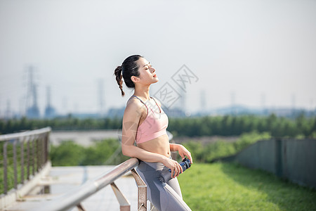 女性户外运动健身喝水图片