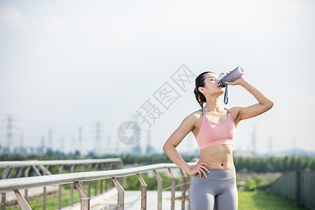 女性户外运动健身喝水图片