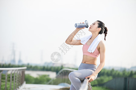 女性户外运动健身喝水图片