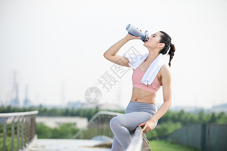 运动女性休息女性户外运动健身喝水背景