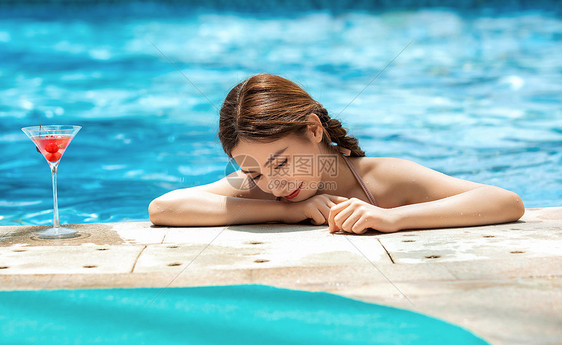 女性泳池喝鸡尾酒图片
