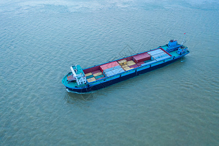 海上航行装满集装箱的物流货轮图片